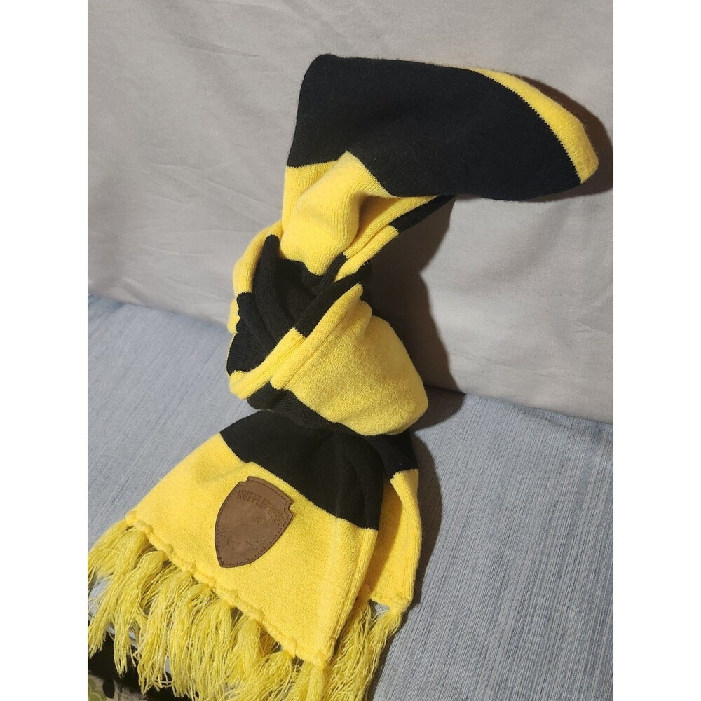 Harry Potter Wizarding World Hufflepuff Scarf Black Yellow W/ Emblem And Fringe
